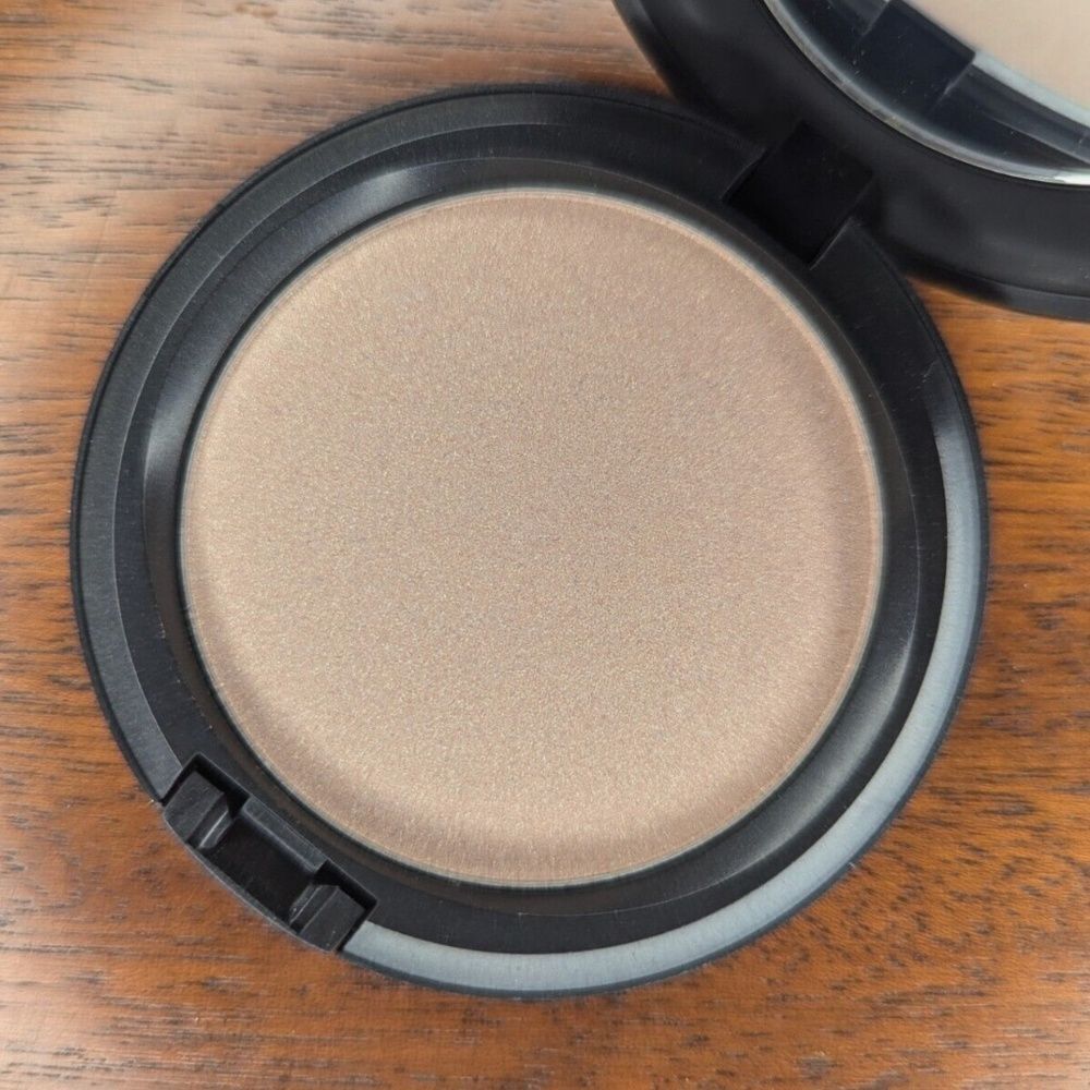 ULTRA RARE MAC Cosmetics Dress to Kiss Iridescent Powder Pressed